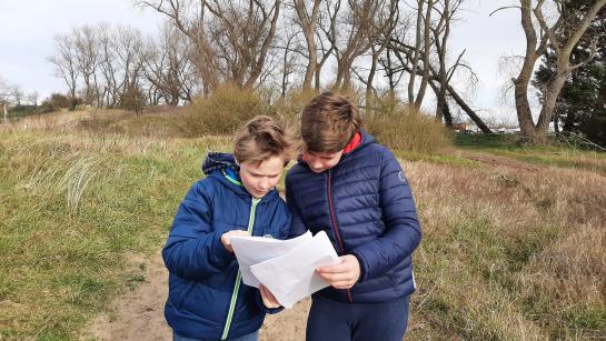 Kinderen zoeken aanwijzingen