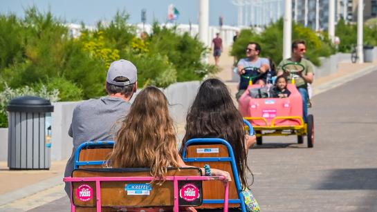 Gezin op gocart op de zeedijk